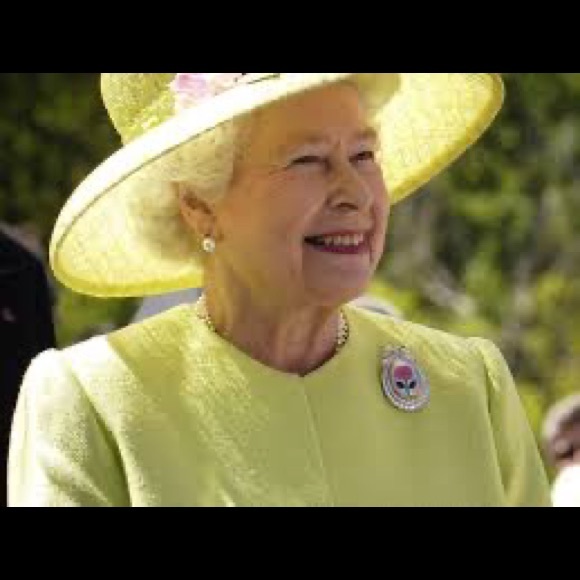 ❤️ Be a Royal or just look like one! ❤️ Celebrate the Queen’s jubilee! 👸🏻 👑 - Picture 7 of 16